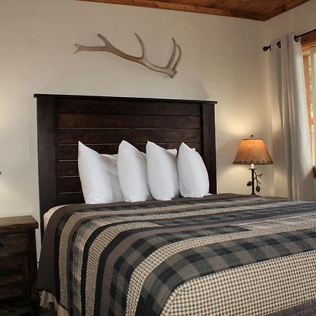 Elkhorn Cabins And Inn Уест Йелоустоун Екстериор снимка