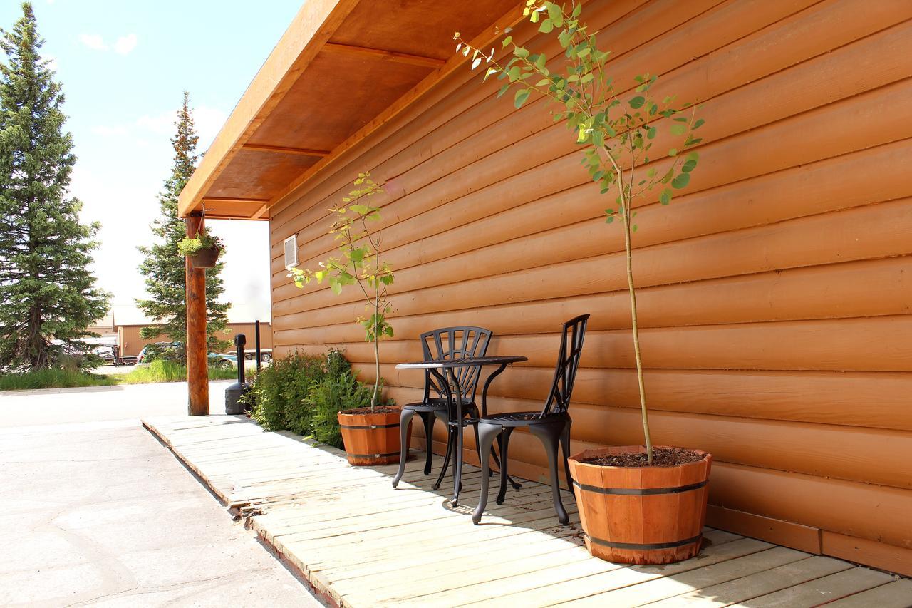 Elkhorn Cabins And Inn Уест Йелоустоун Екстериор снимка