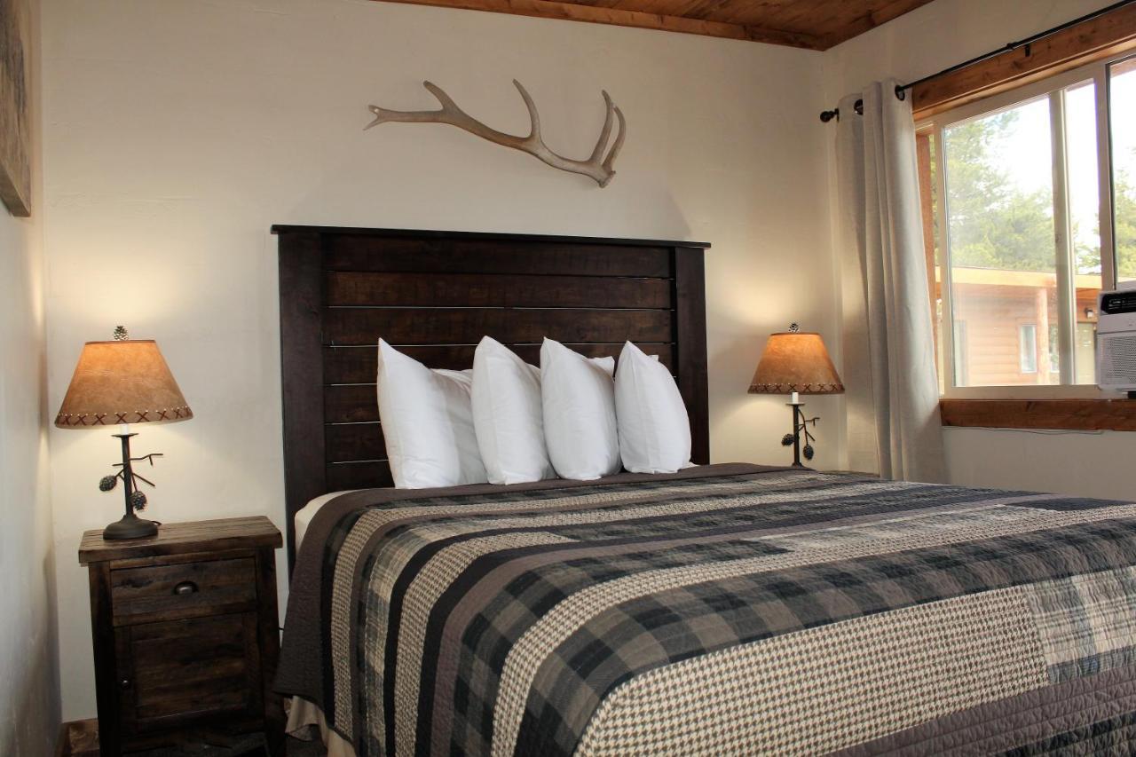 Elkhorn Cabins And Inn Уест Йелоустоун Екстериор снимка